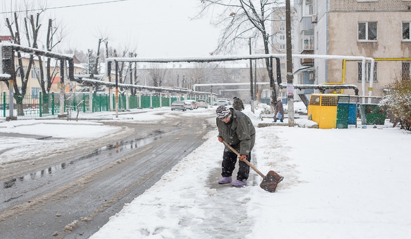 melt ice on sidewalks and driveways