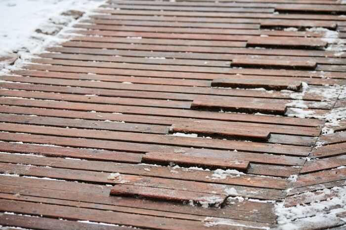 remove snow from wooden deck