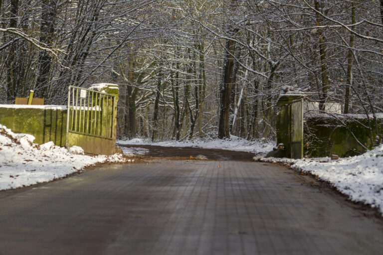 5-Effective-Strategies-To-Keep-Dust-Down-On-Gravel-Roads