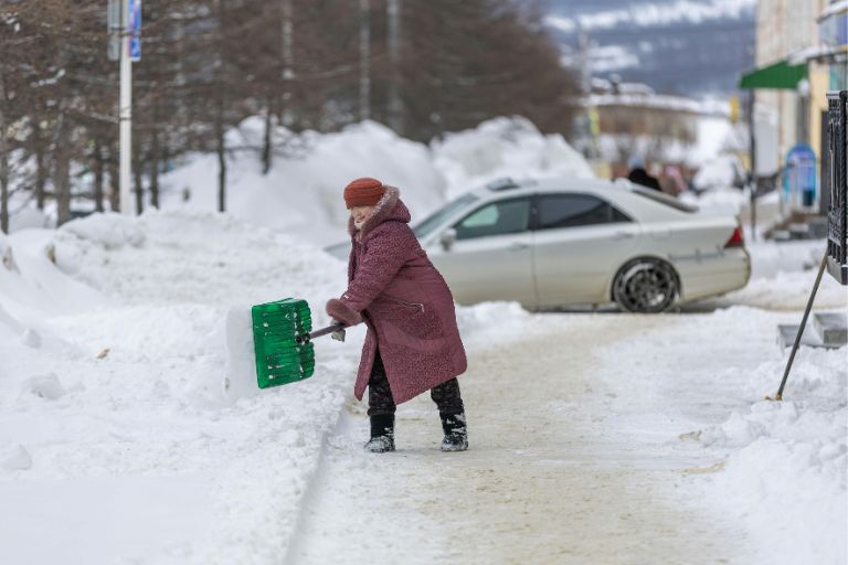 Household Items That Melt Ice_ Safe and Practical Solutions