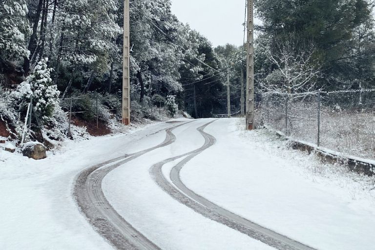 Does Salt Ruin Concrete? Safe De-Icing Solutions for Your Driveway
